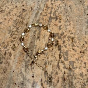 Fresh water pearl and gold bracelet. The clasp is broken and needs to be fixed